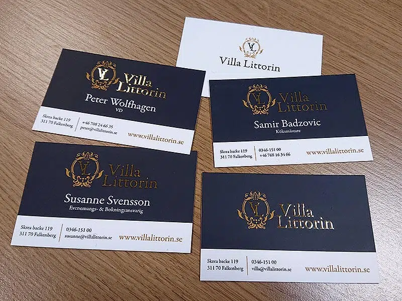 Dubbelsidiga visitkort med guldfoliering - Villa Littorin