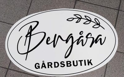 Fasadskylt till Bergåsa Gårdsbutik
