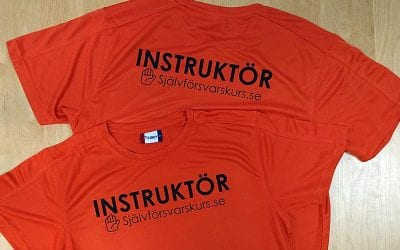 Tryck Instruktör + Logo på funktions t-shirt