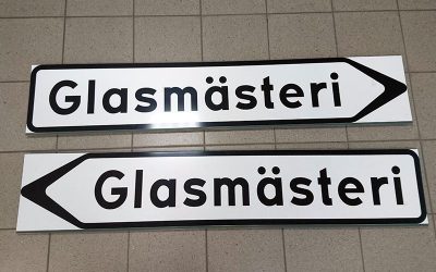 Vägskyltar till Ullareds Glasmästeri